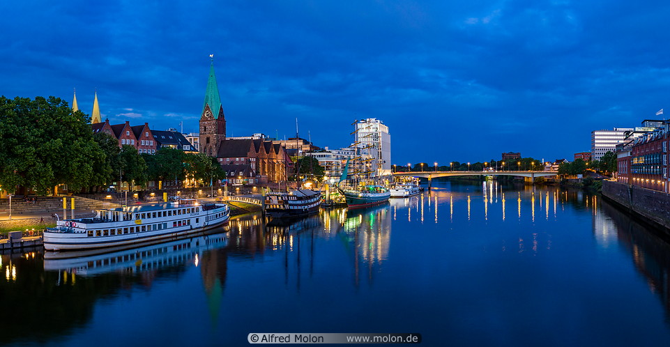 55 Historic centre of Bremen at night