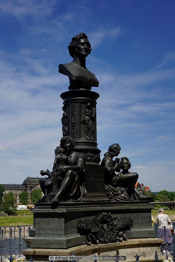 03 Ernst Rietschel monument