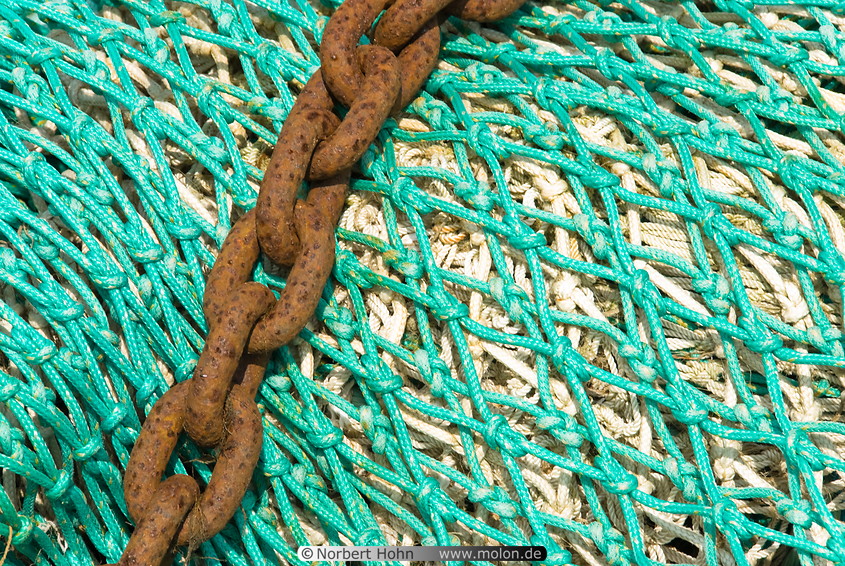 09 Fishing net with chain cable
