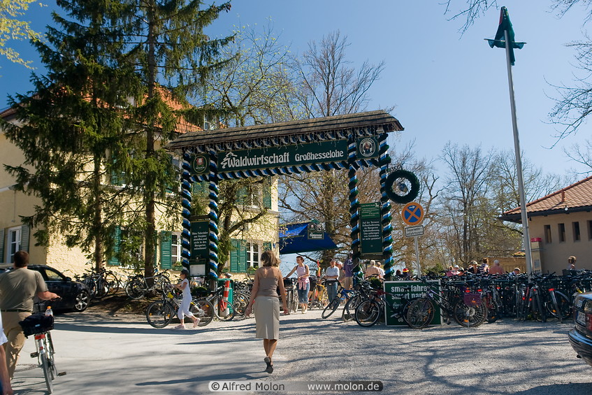 03 Main gate to Grosshesselohe beergarden