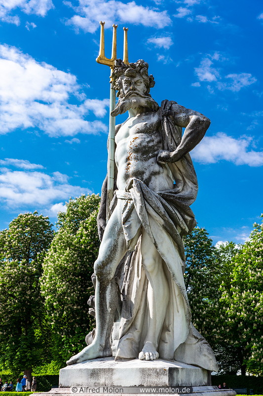 07 Neptune statue
