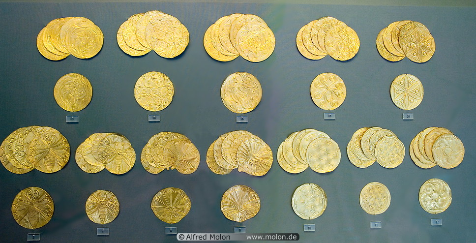 15 Circular gold plates