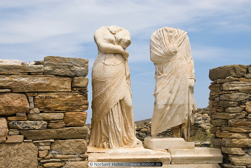 18 Statues of Cleopatra and Dioscurides