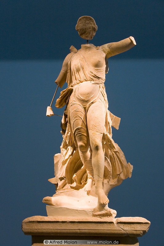 07 Statue of goddess Nike of Paionios