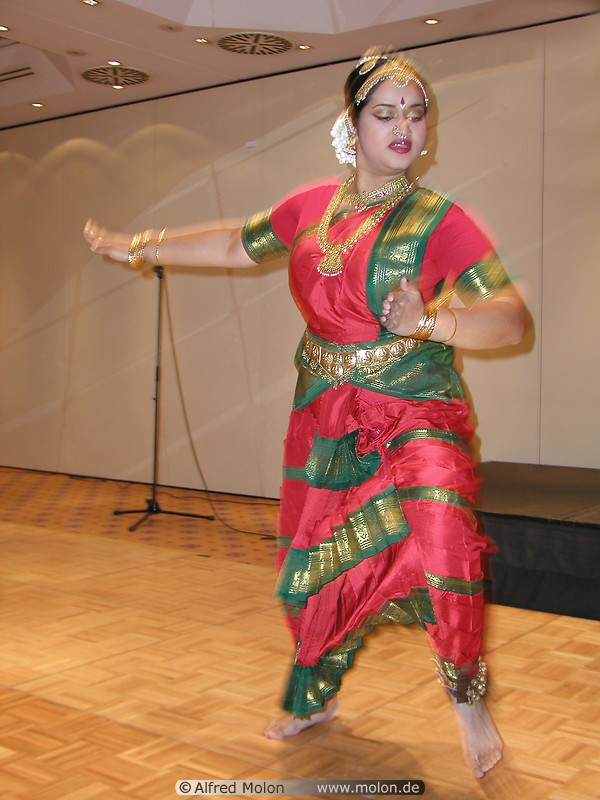 02 Indian dancer