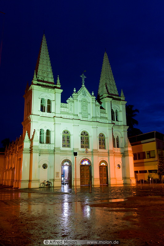 12 Santa Cruz basilica at night
