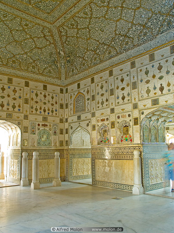17 Room with decorated walls