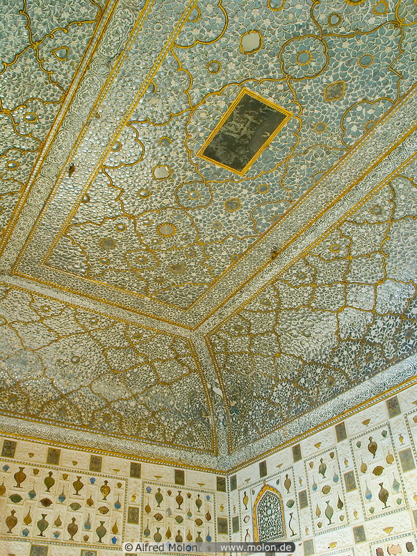 18 Decorated walls