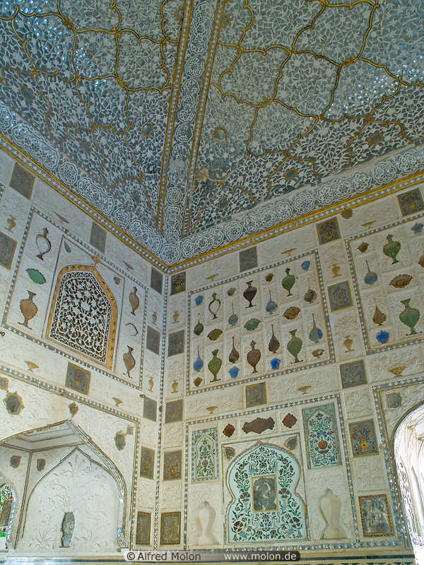 23 Decorated walls