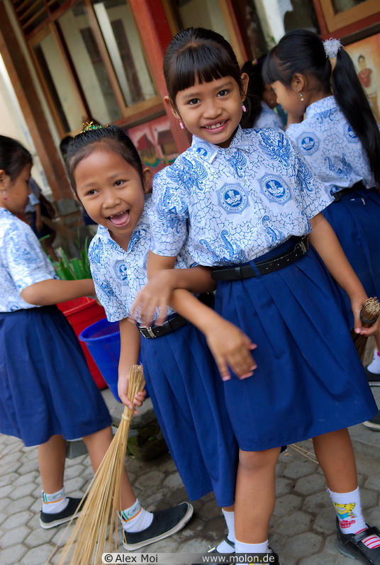 06 Balinese schoolchildren