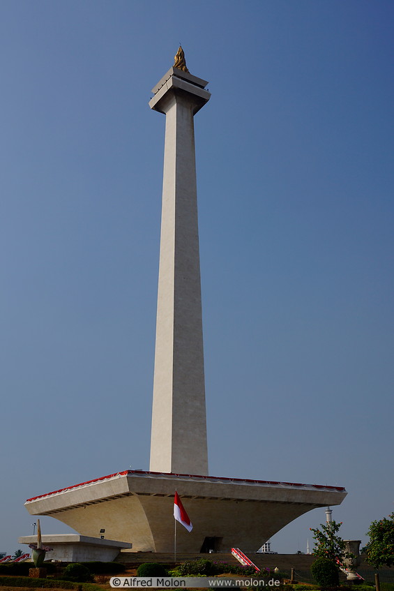 02 National monument in Merdeka square