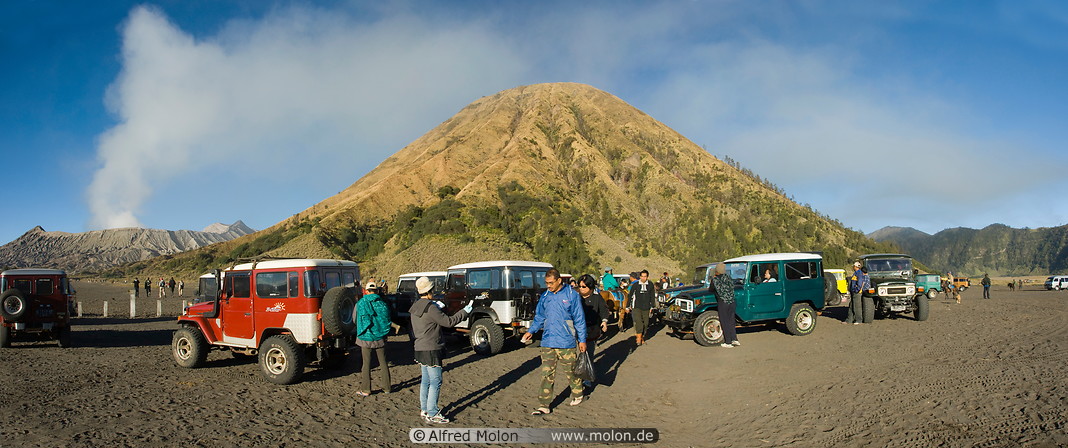 01 Sea of sand with Mt Batok and tourists with jeeps