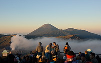 11 Tourists experiencing Mt Bromo sunrise on Mount Penanjakan