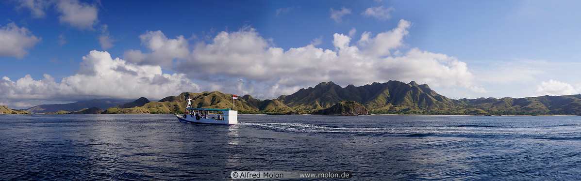 02 Boat approaching Komodo island