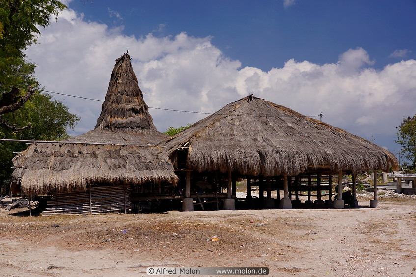 21 Sumbanese houses in Manuakalada