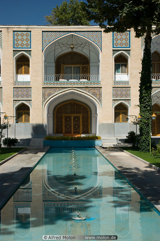 05 Water pool and building facade with iwans