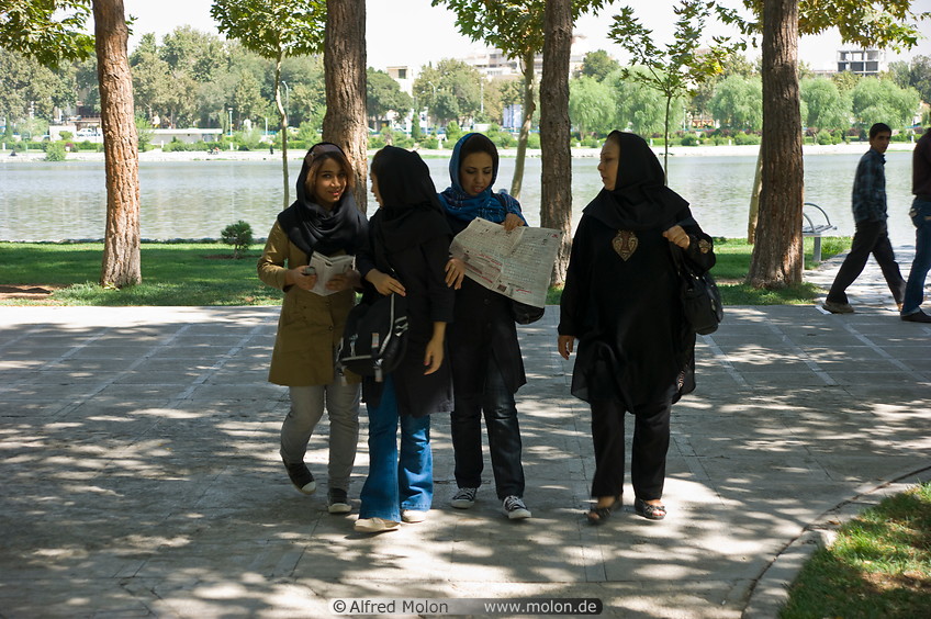 06 Young Iranian women
