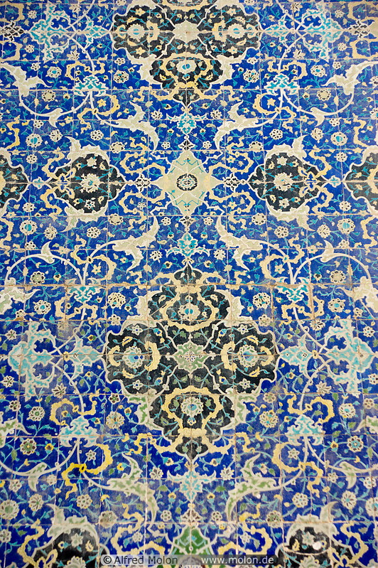05 Facade detail with Islamic patterns