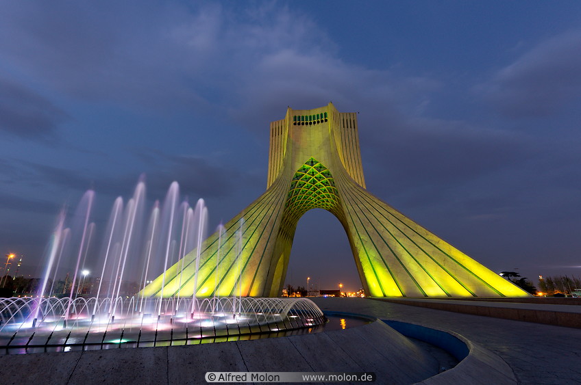 06 Azadi tower and fountain