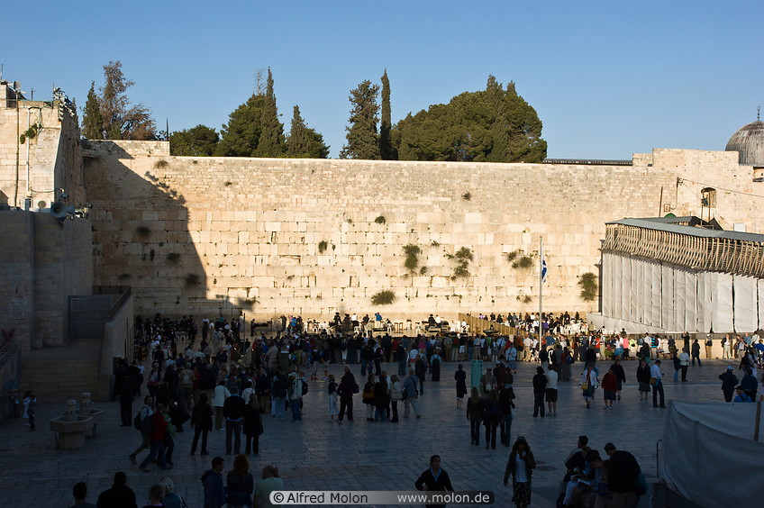 01 Plaza and western wall