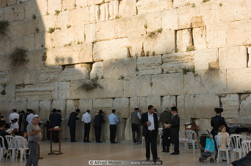 14 Jews praying along wall