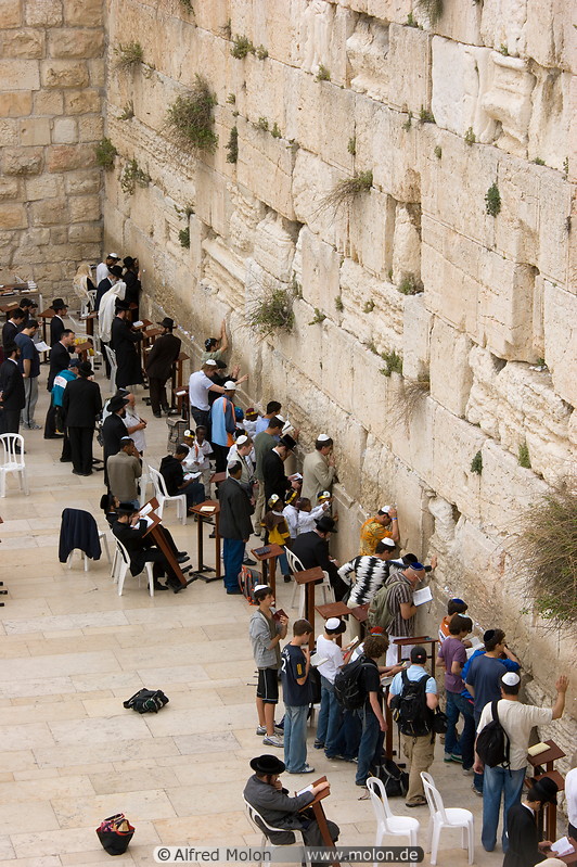 21 Jews praying along wall