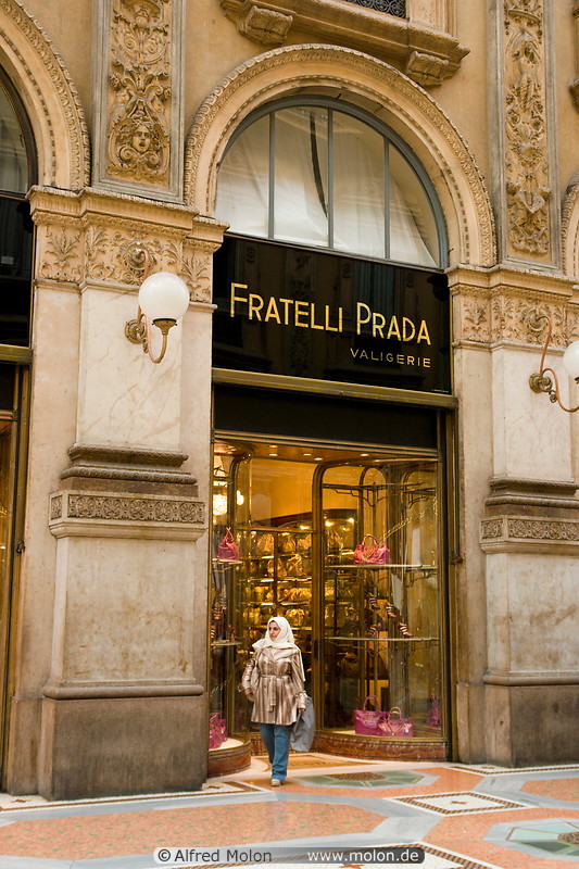 07 Prada shop