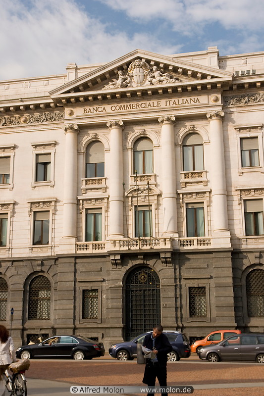 02 Banca commerciale italiana building
