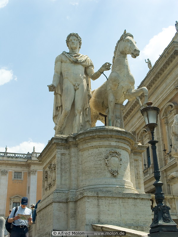 20 Castor statue
