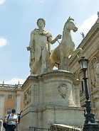 20 Castor statue