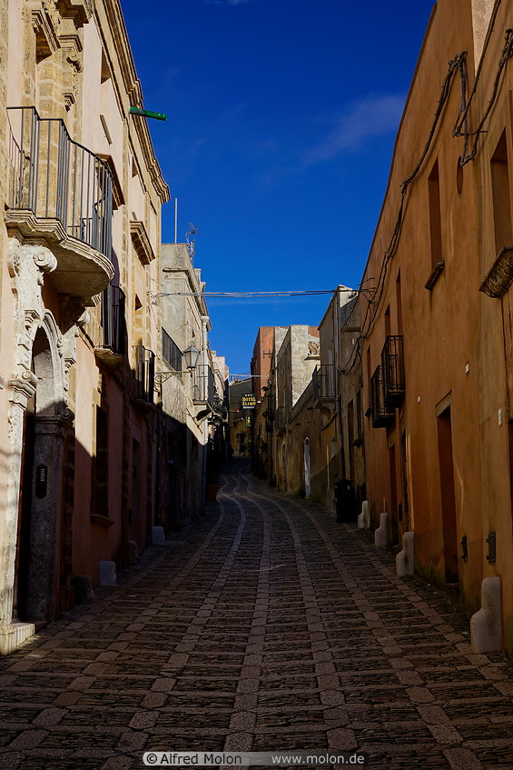 10 Narrow alley