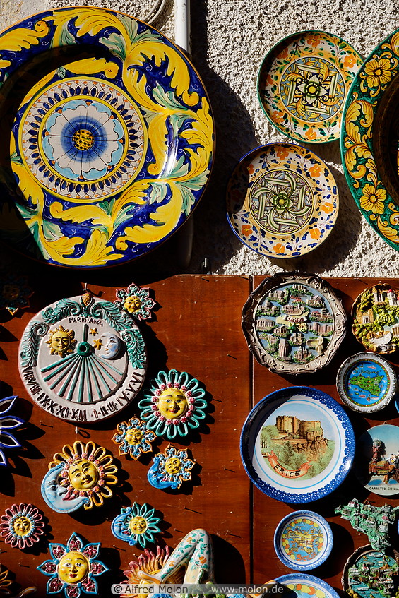 11 Decorated dishes souvenirs