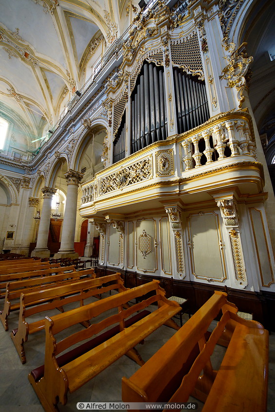 22 Modica cathedral - organ and benches