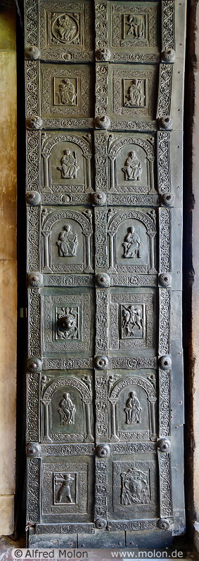 06 Bronze door