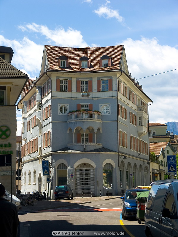 05 Corner building on Piave street