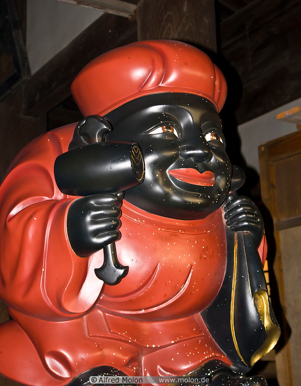 11 Red God statue in Hon-do hall