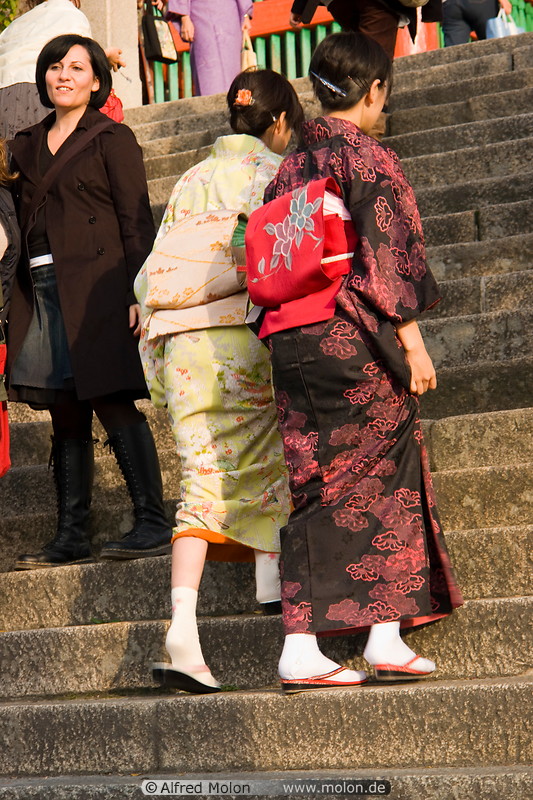 19 Japanese girls wearing kimono