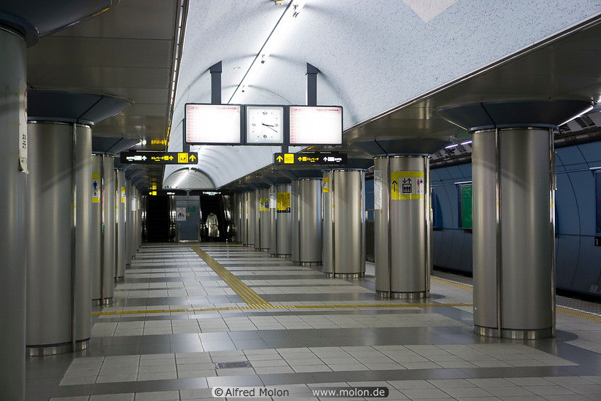 09 Platform in underground station