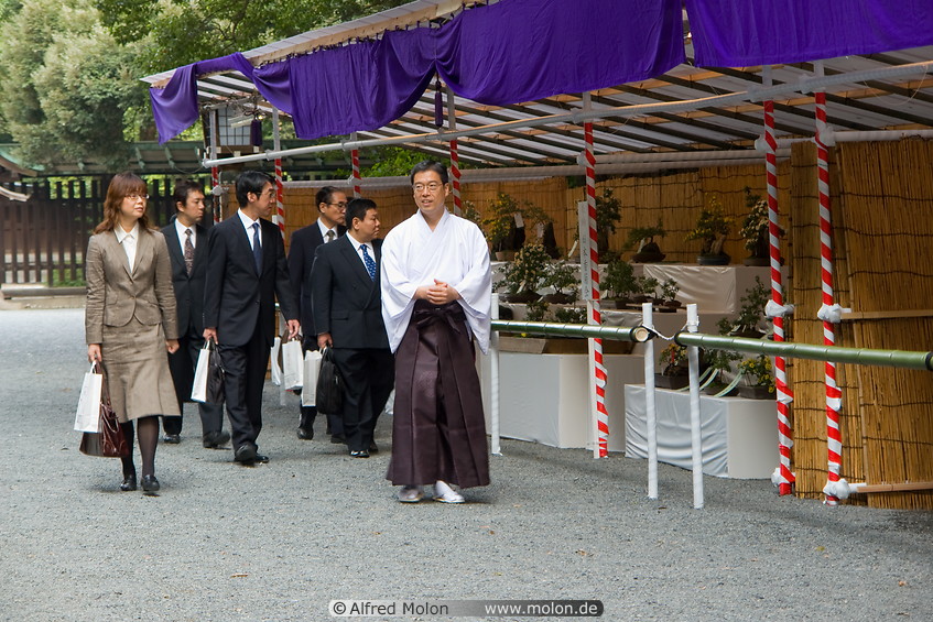 05 Japanese in suits and kimono