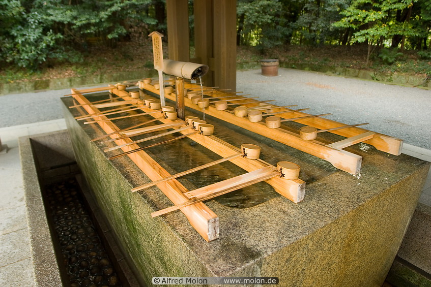 08 Ablution fountain with bamboo cups