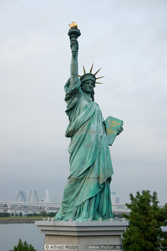 05 Statue of liberty replica