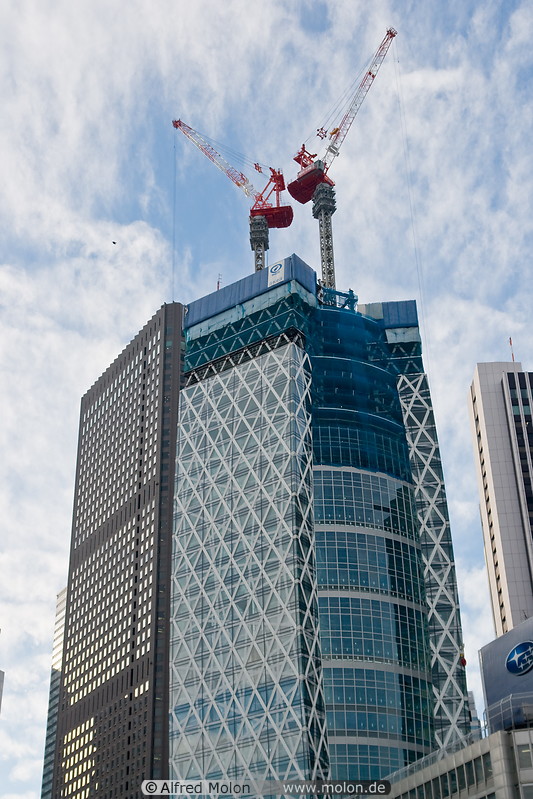 15 Skyscraper and cranes