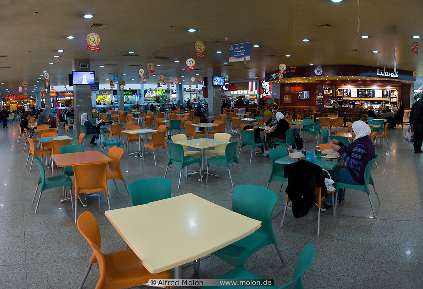 04 Food court tables