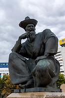 09 Bronze statue of man