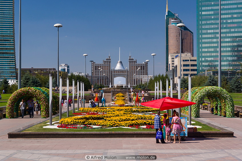 02 Flower beds on Nurzhol boulevard