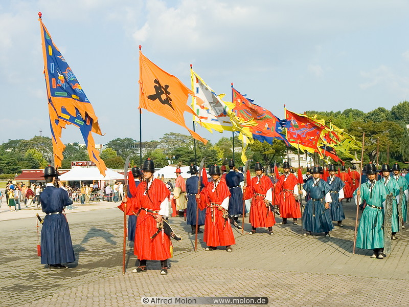 03 Palace guards and colourful flags