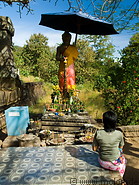 14 Khmer statue and worshipper