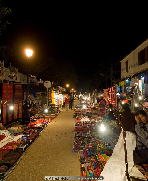 27 Night market on Sisavangvong road
