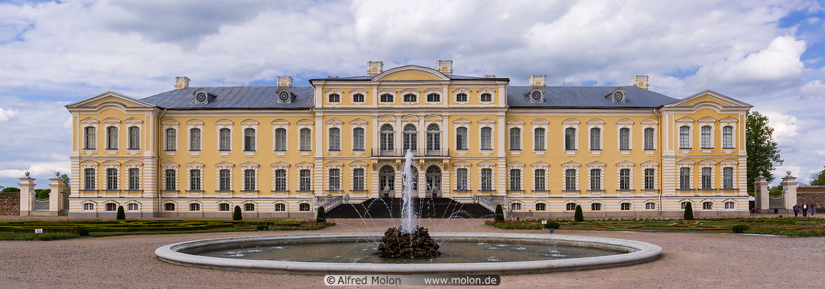 11 Rundale palace and fountain