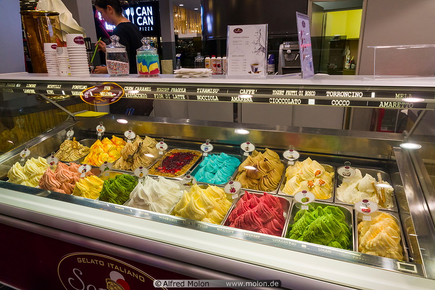 30 Ice cream parlour in the Akropolis mall